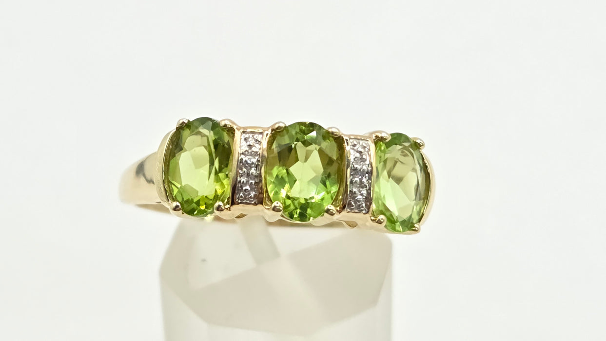 Vintage: 9ct Gold Peridot & Diamond Trilogy Ring