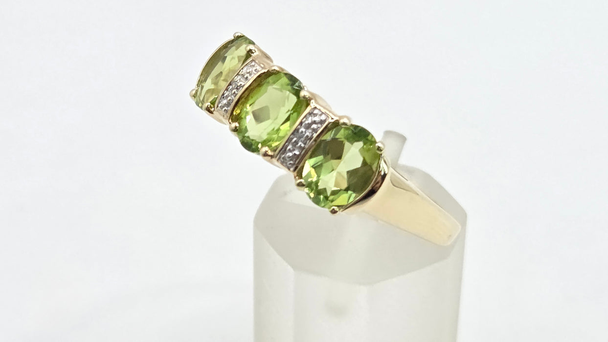 Vintage: 9ct Gold Peridot & Diamond Trilogy Ring