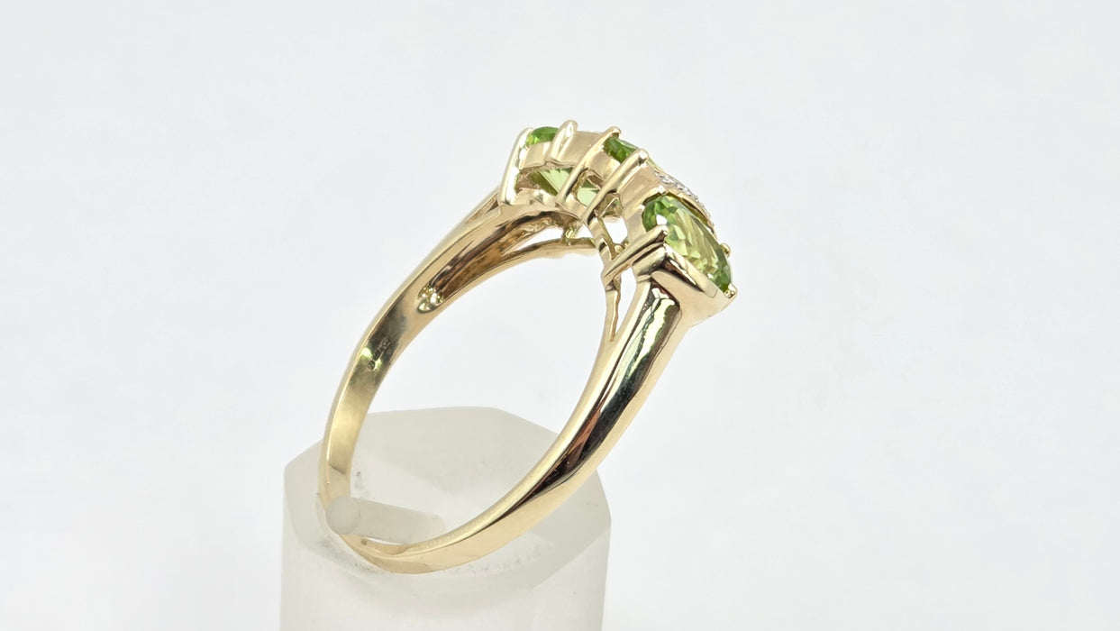 Vintage: 9ct Gold Peridot & Diamond Trilogy Ring