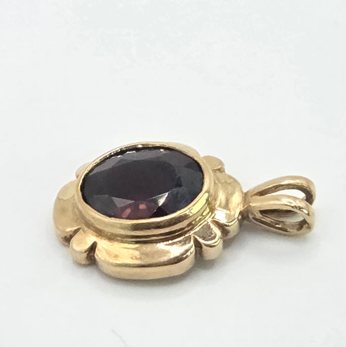 Vintage: 9ct Gold Garnet Oval Pendant