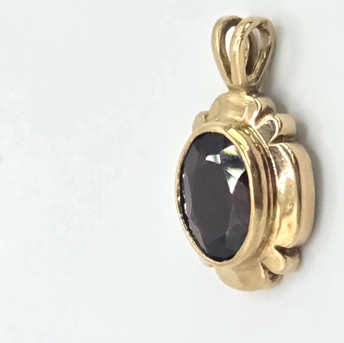 Vintage: 9ct Gold Garnet Oval Pendant