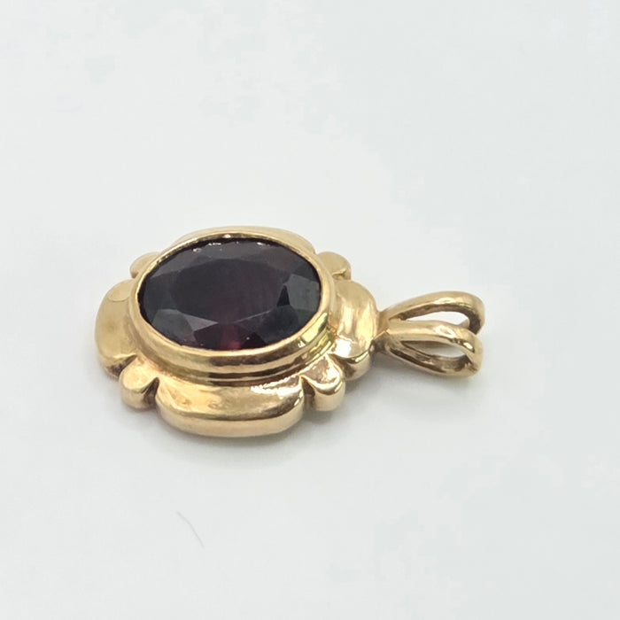 Vintage: 9ct Gold Garnet Oval Pendant