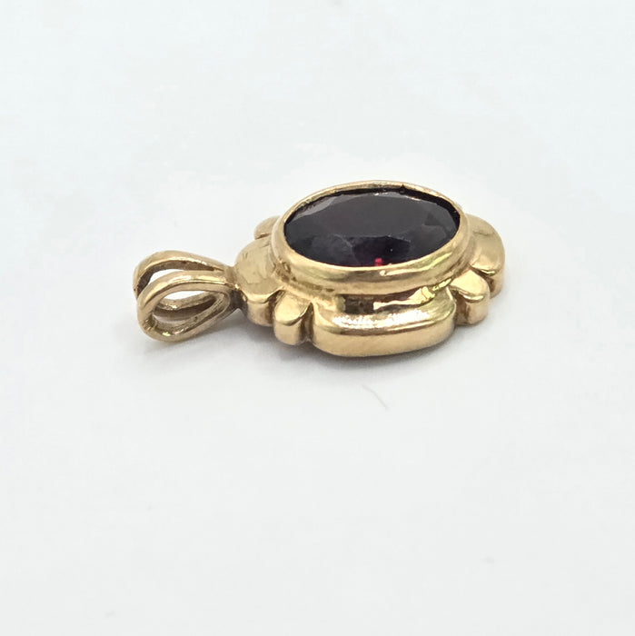 Vintage: 9ct Gold Garnet Oval Pendant