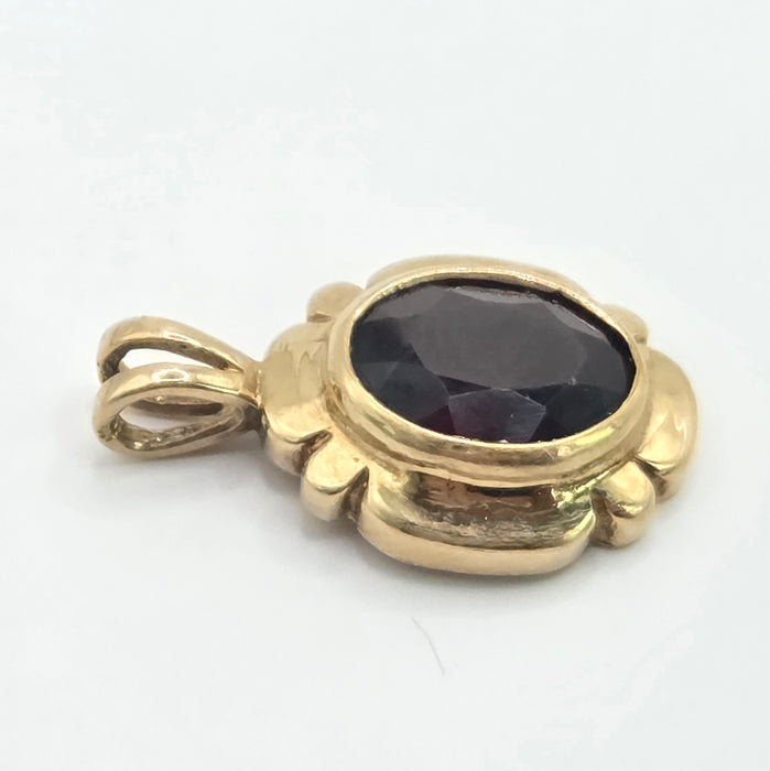 Vintage: 9ct Gold Garnet Oval Pendant