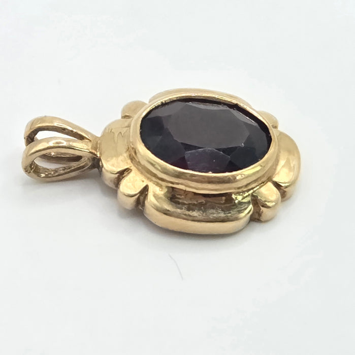 Vintage: 9ct Gold Garnet Oval Pendant