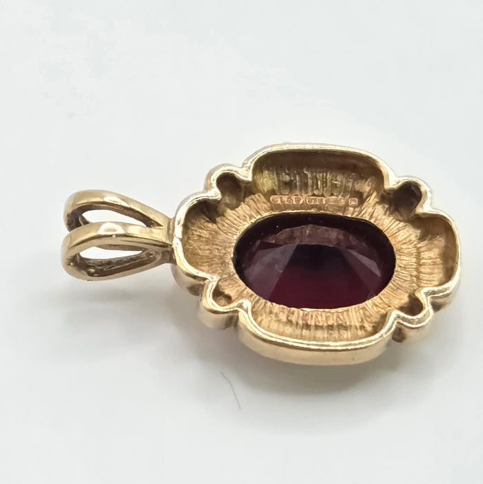 Vintage: 9ct Gold Garnet Oval Pendant