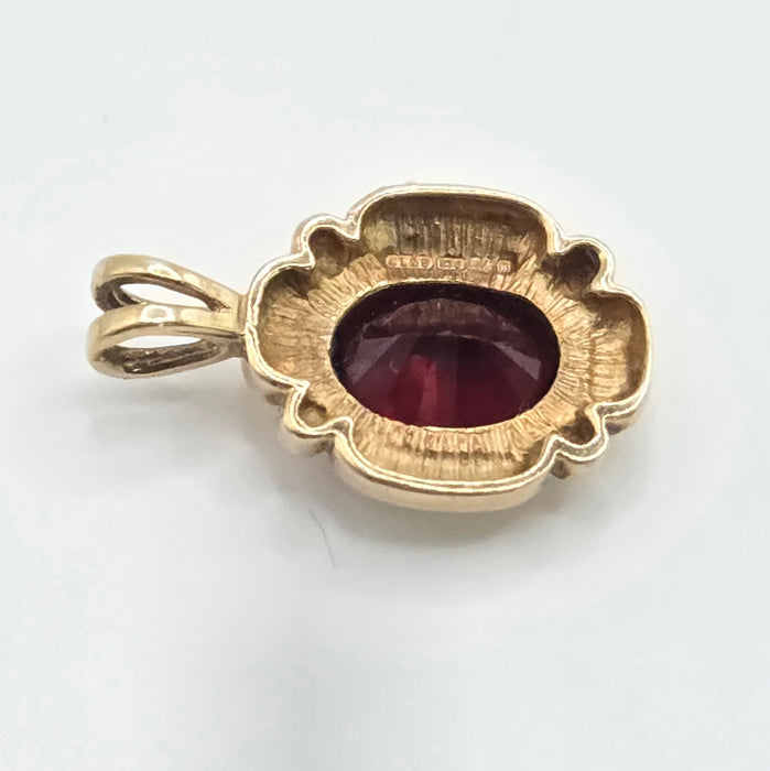 Vintage: 9ct Gold Garnet Oval Pendant
