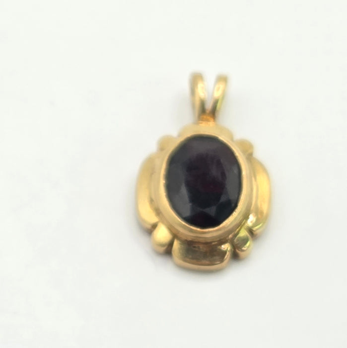 Vintage: 9ct Gold Garnet Oval Pendant