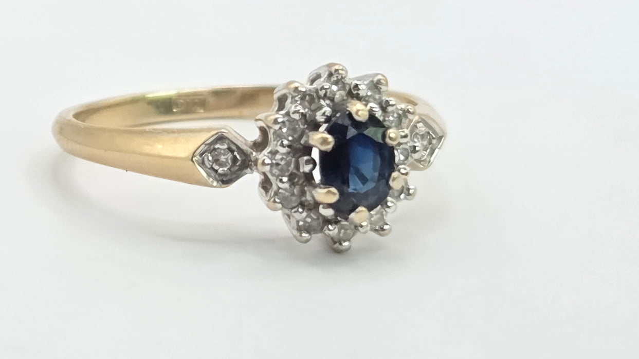 Vintage: 9ct Gold Sapphire & Diamond Oval Cluster Ring