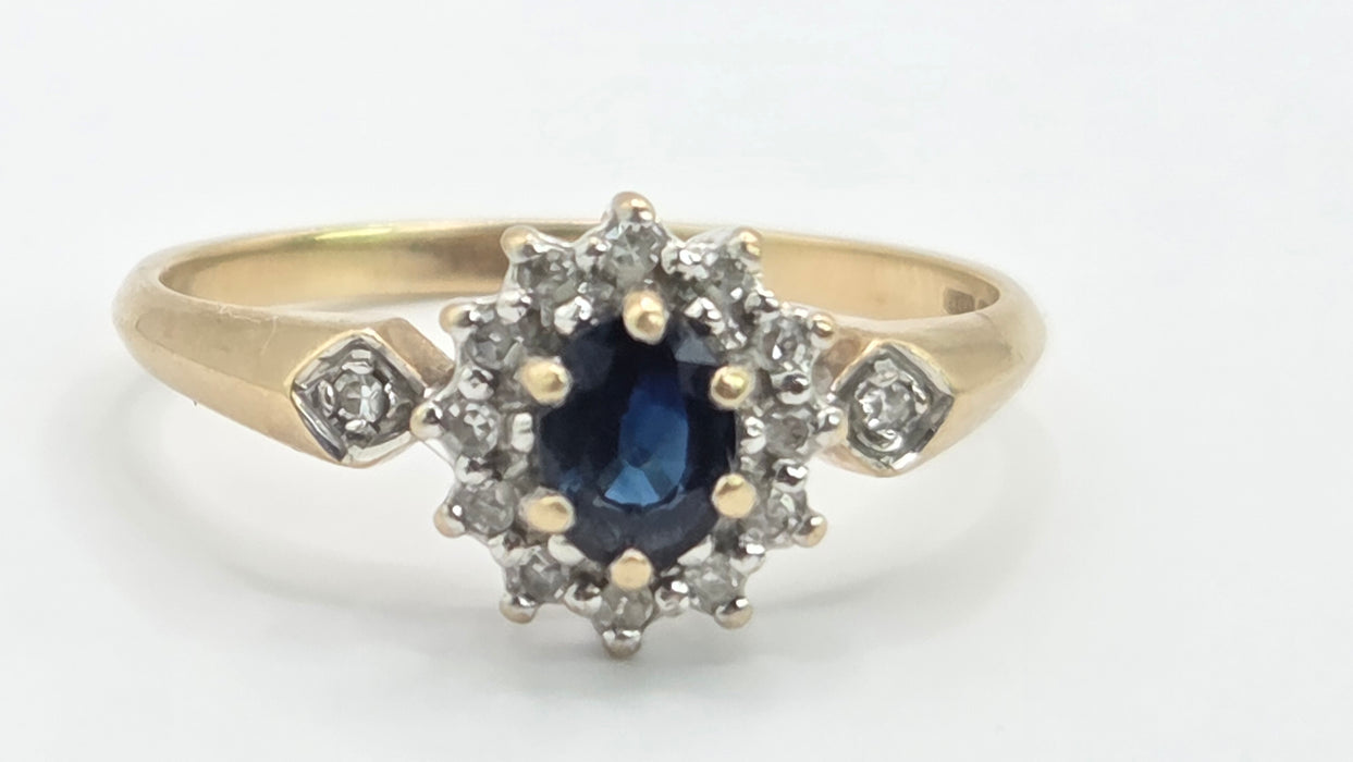 Vintage: 9ct Gold Sapphire & Diamond Oval Cluster Ring