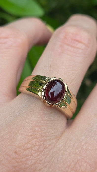 Vintage: 9ct Yellow Gold Cabochon Garnet Carbuncle Signet Ring