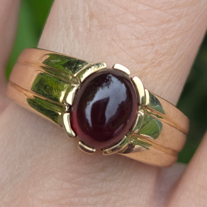 Vintage: 9ct Yellow Gold Cabochon Garnet Carbuncle Signet Ring