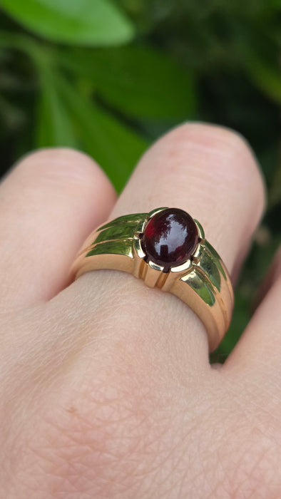 Vintage: 9ct Yellow Gold Cabochon Garnet Carbuncle Signet Ring