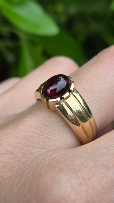 Vintage: 9ct Yellow Gold Cabochon Garnet Carbuncle Signet Ring