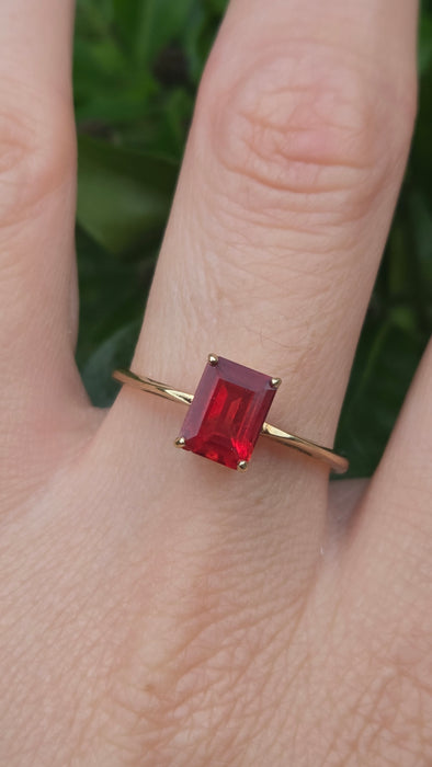 Vintage: 9ct Yellow Gold Simulated Garnet Solitaire Ring