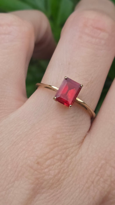 Vintage: 9ct Yellow Gold Simulated Garnet Solitaire Ring