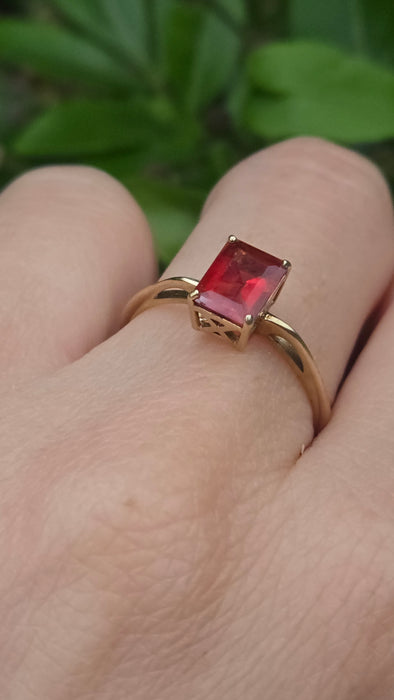 Vintage: 9ct Yellow Gold Simulated Garnet Solitaire Ring