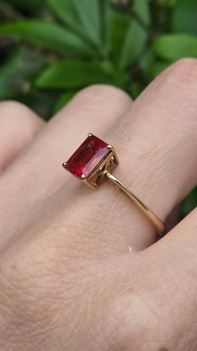 Vintage: 9ct Yellow Gold Simulated Garnet Solitaire Ring