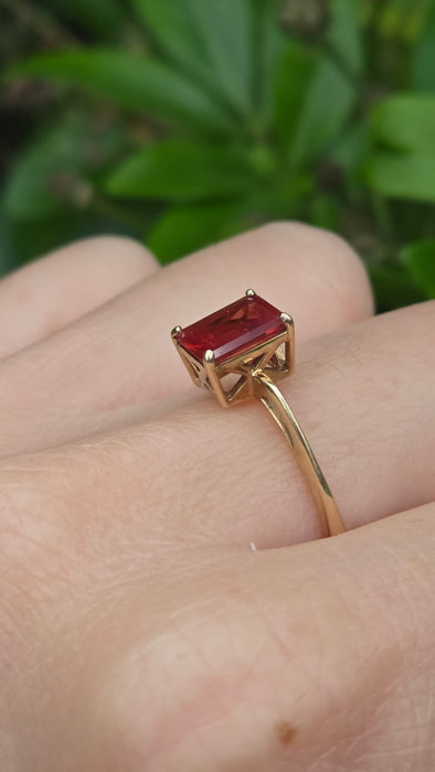 Vintage: 9ct Yellow Gold Simulated Garnet Solitaire Ring
