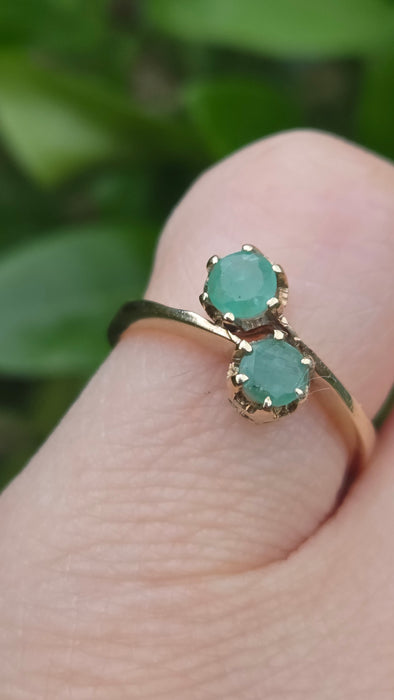 Vintage: 18ct Yellow Gold Twin Emerald Crossover Ring