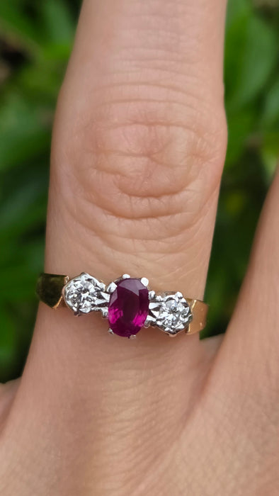 Vintage: 18ct Yellow Gold Ruby & Twin Diamond Ring