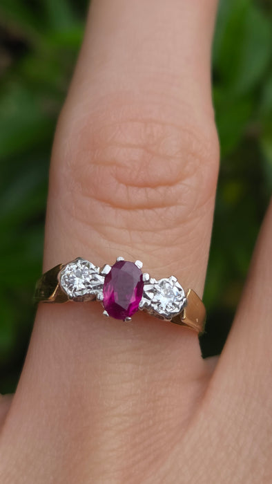 Vintage: 18ct Yellow Gold Ruby & Twin Diamond Ring