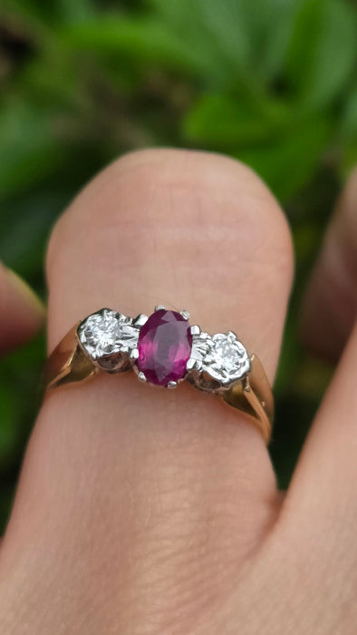 Vintage: 18ct Yellow Gold Ruby & Twin Diamond Ring