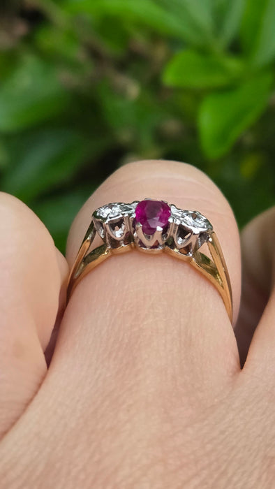 Vintage: 18ct Yellow Gold Ruby & Twin Diamond Ring