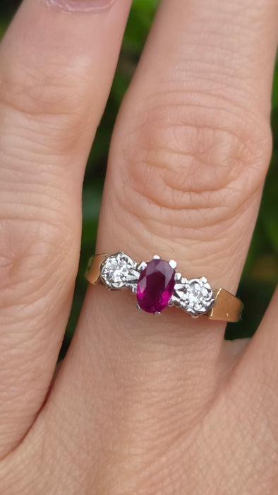 Vintage: 18ct Yellow Gold Ruby & Twin Diamond Ring