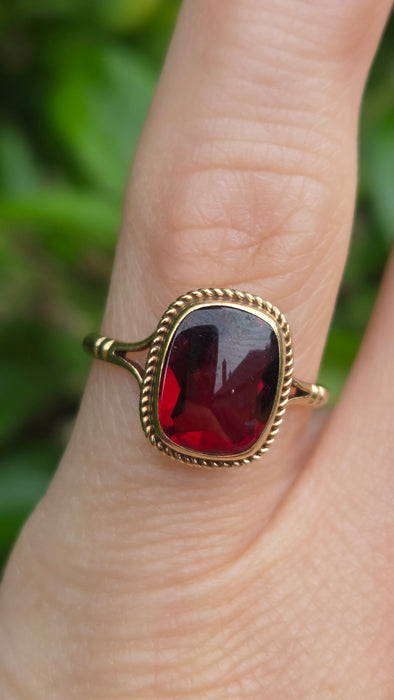 Vintage: 9ct Yellow Gold Garnet Solitaire Ring — From 1985