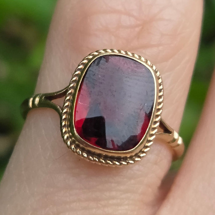 Vintage: 9ct Yellow Gold Garnet Solitaire Ring — From 1985