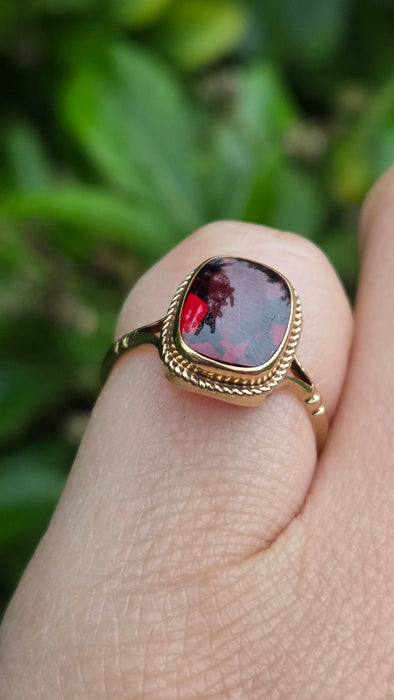 Vintage: 9ct Yellow Gold Garnet Solitaire Ring — From 1985