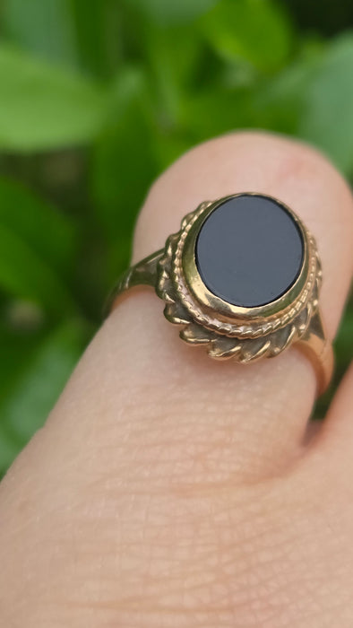 Vintage: 9ct Yellow Gold Black Onyx Signet Ring — From 1977