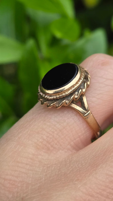 Vintage: 9ct Yellow Gold Black Onyx Signet Ring — From 1977