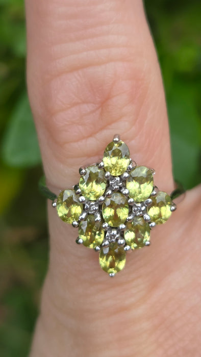 6701: Vintage: 9ct White Gold Peridot & Diamond Cluster Ring
