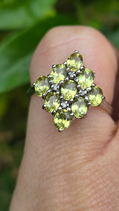 6701: Vintage: 9ct White Gold Peridot & Diamond Cluster Ring