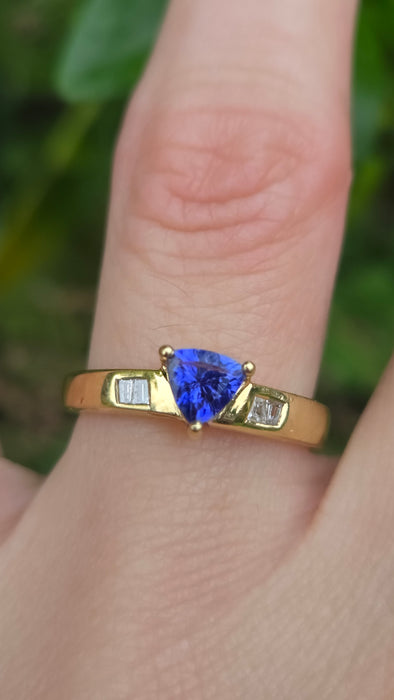 Vintage: 18ct Gold Trillion Cut Tanzanite & Diamond Dress Ring