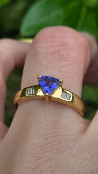Vintage: 18ct Gold Trillion Cut Tanzanite & Diamond Dress Ring