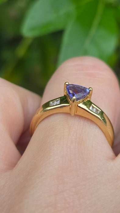 Vintage: 18ct Gold Trillion Cut Tanzanite & Diamond Dress Ring
