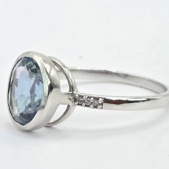 Vintage: 9ct White Gold Blue Topaz & Diamond Shoulder Ring