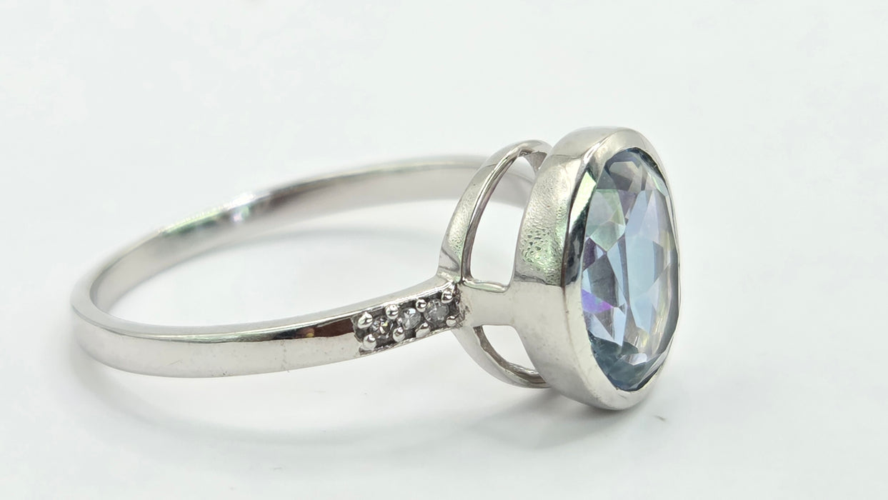 Vintage: 9ct White Gold Blue Topaz & Diamond Shoulder Ring