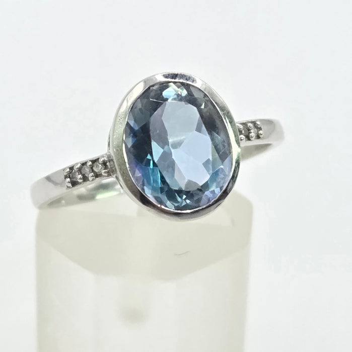 Vintage: 9ct White Gold Blue Topaz & Diamond Shoulder Ring