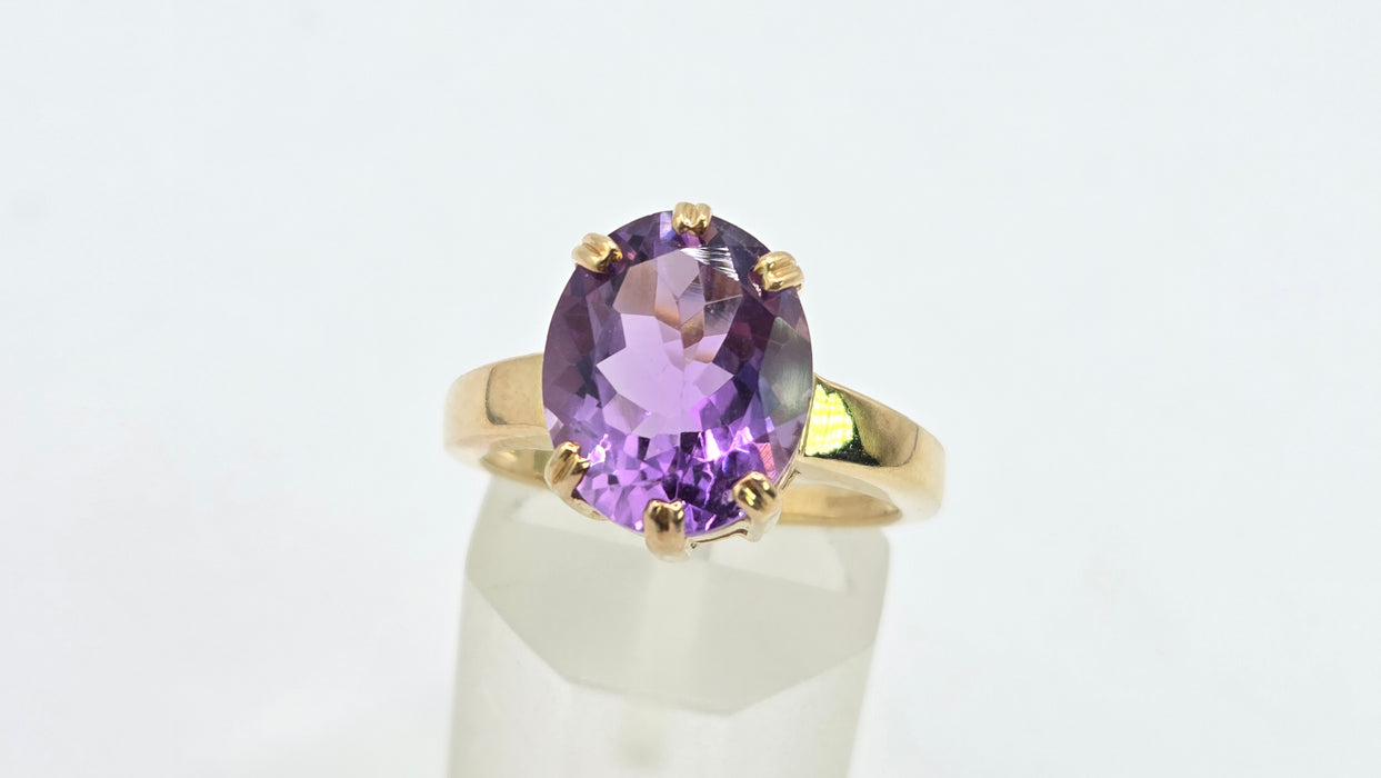 Vintage: 9ct Gold Oval Amethyst Solitaire Ring