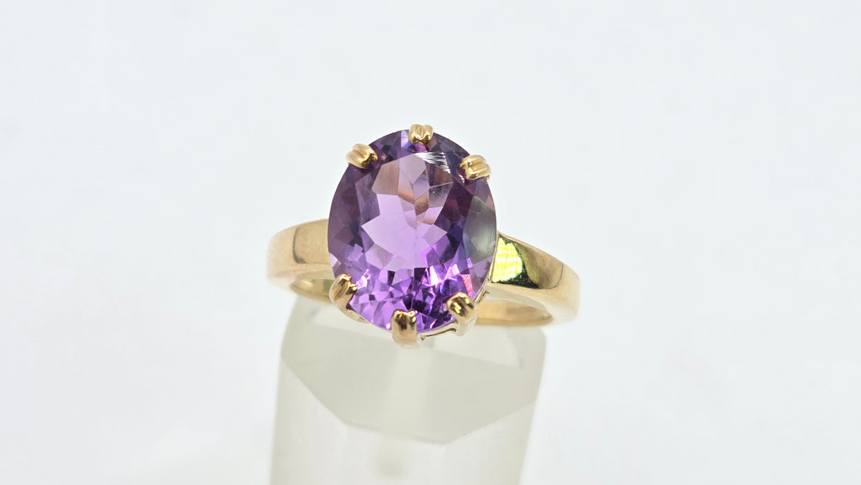 Vintage: 9ct Gold Oval Amethyst Solitaire Ring