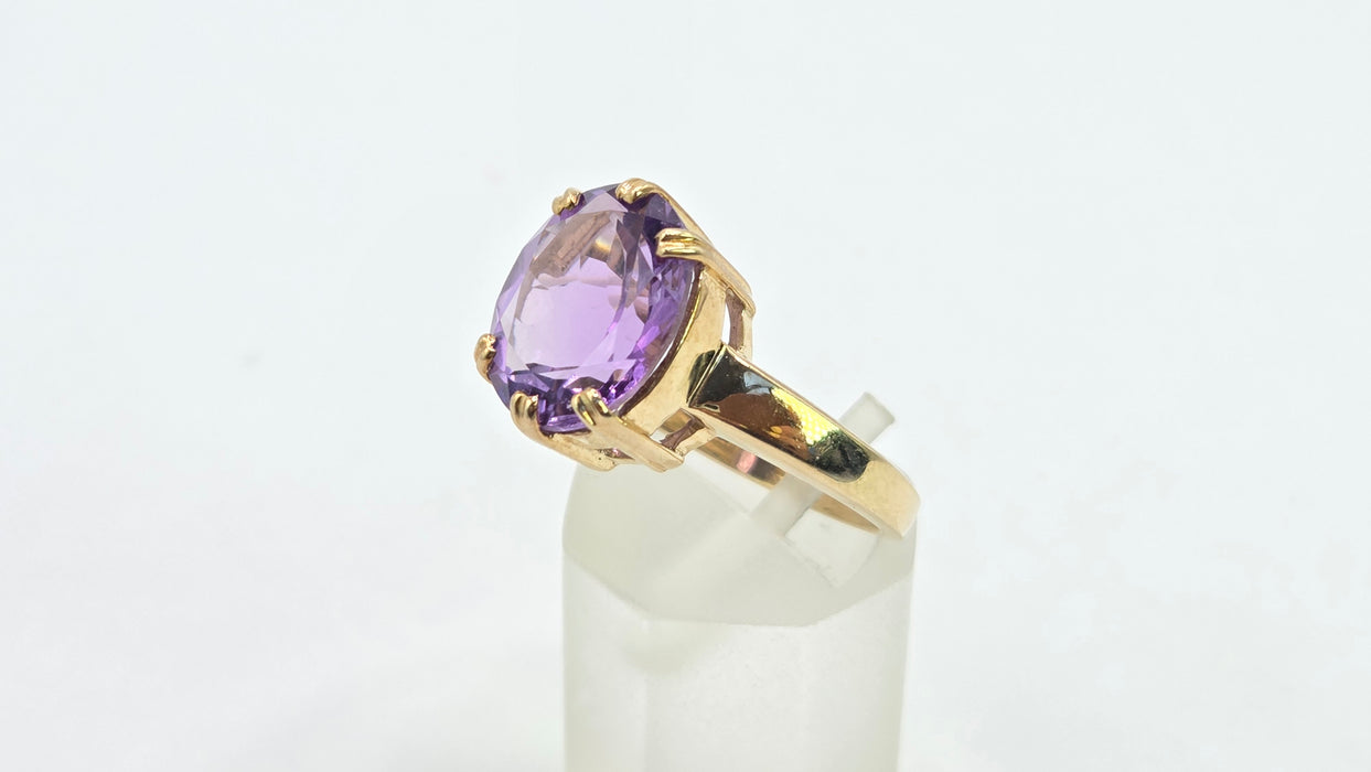 Vintage: 9ct Gold Oval Amethyst Solitaire Ring
