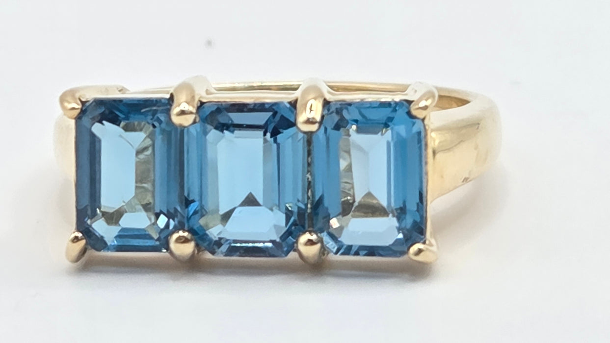 Vintage: 9ct Gold London Blue Topaz Trilogy Ring