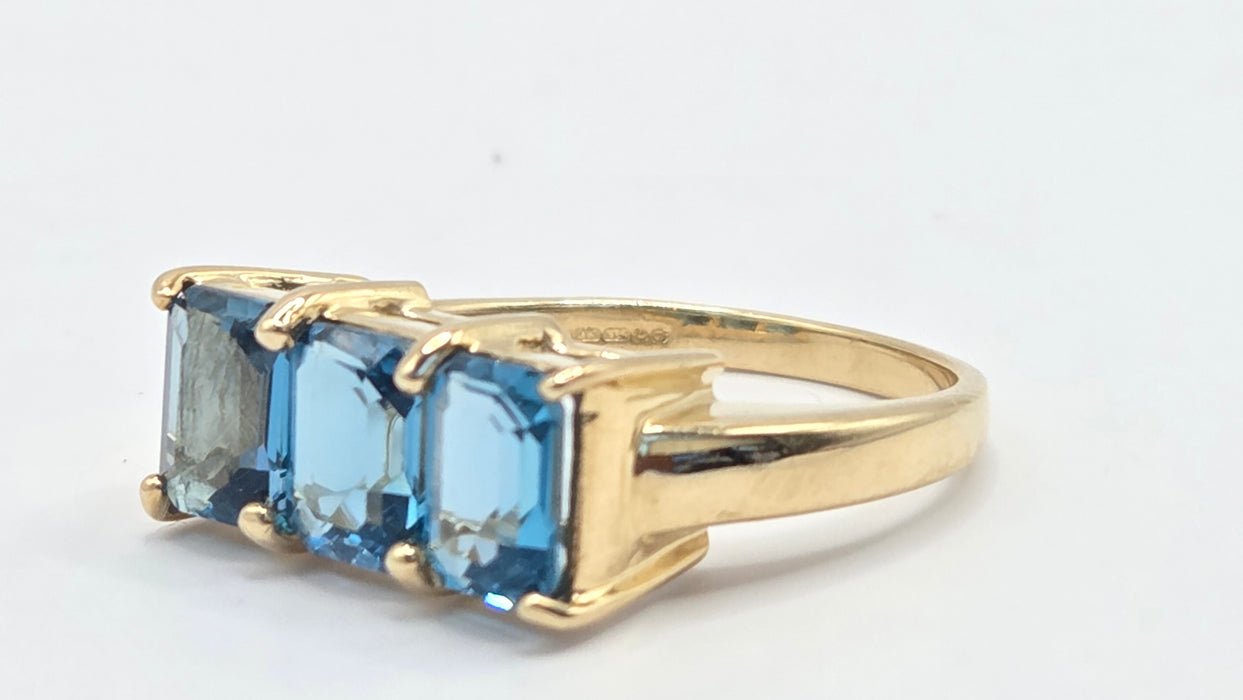 Vintage: 9ct Gold London Blue Topaz Trilogy Ring