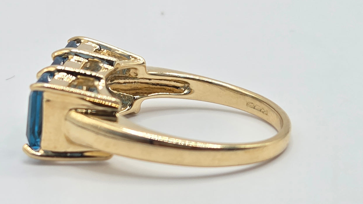 Vintage: 9ct Gold London Blue Topaz Trilogy Ring