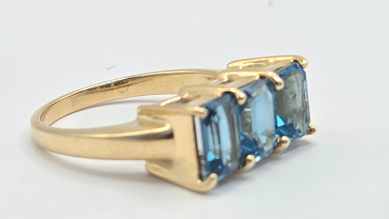 Vintage: 9ct Gold London Blue Topaz Trilogy Ring
