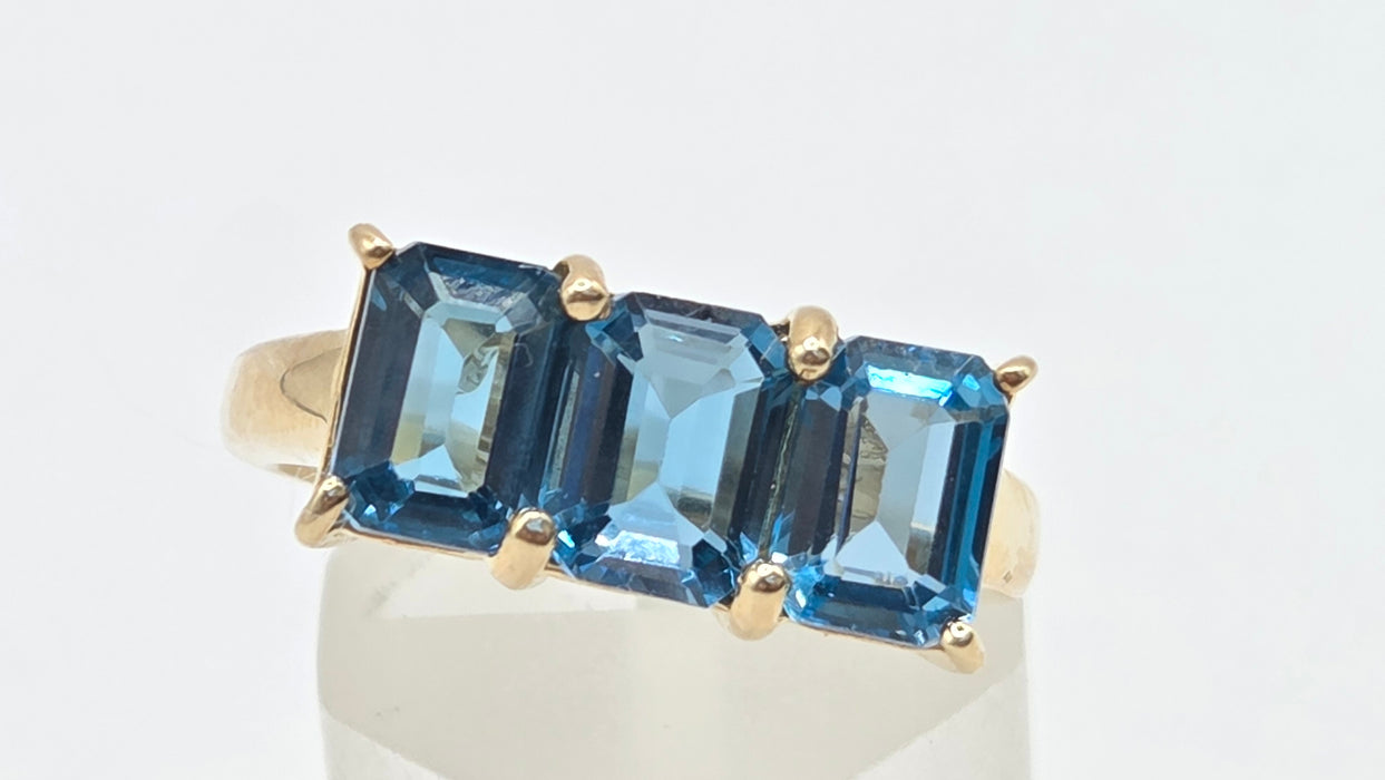 Vintage: 9ct Gold London Blue Topaz Trilogy Ring